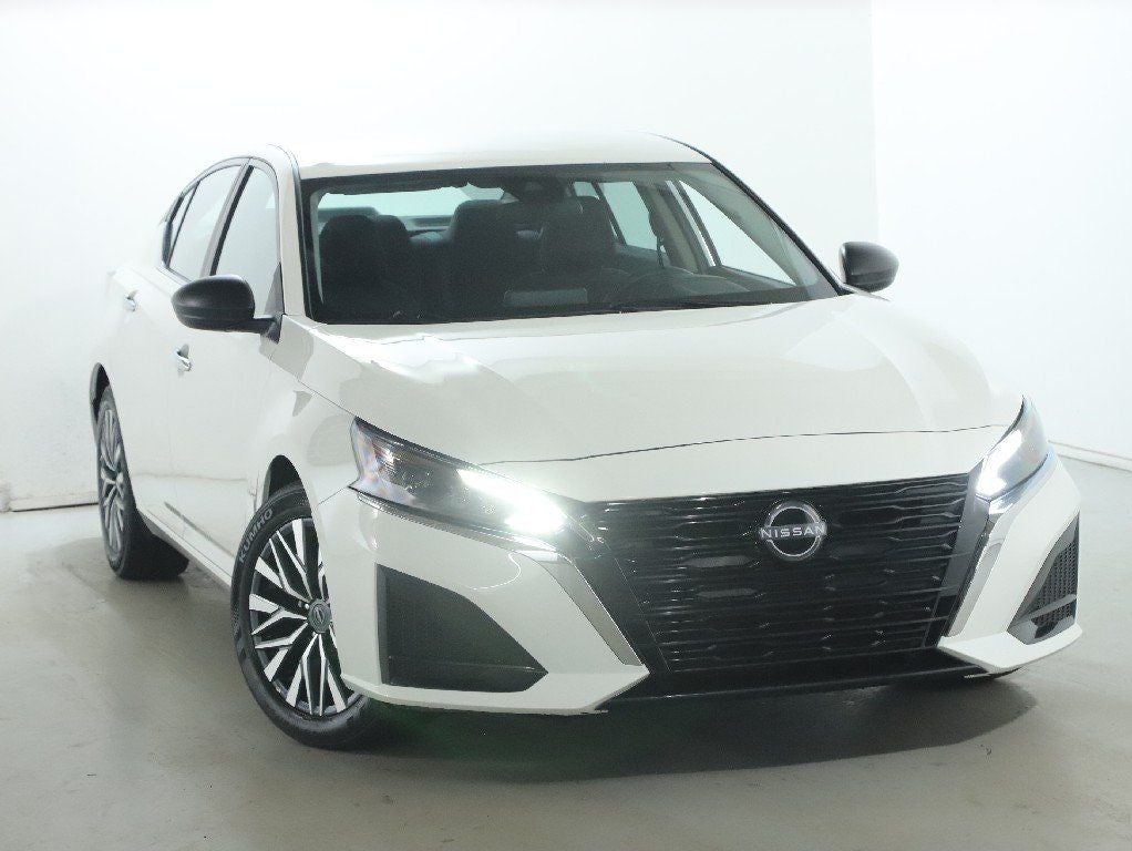 Used 2025 Nissan Altima SV with VIN 1N4BL4DV4SN393168 for sale in Mayfield Heights, OH