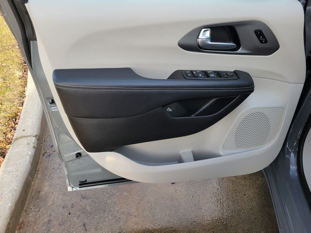 2023 Chrysler Pacifica Hybrid Touring L