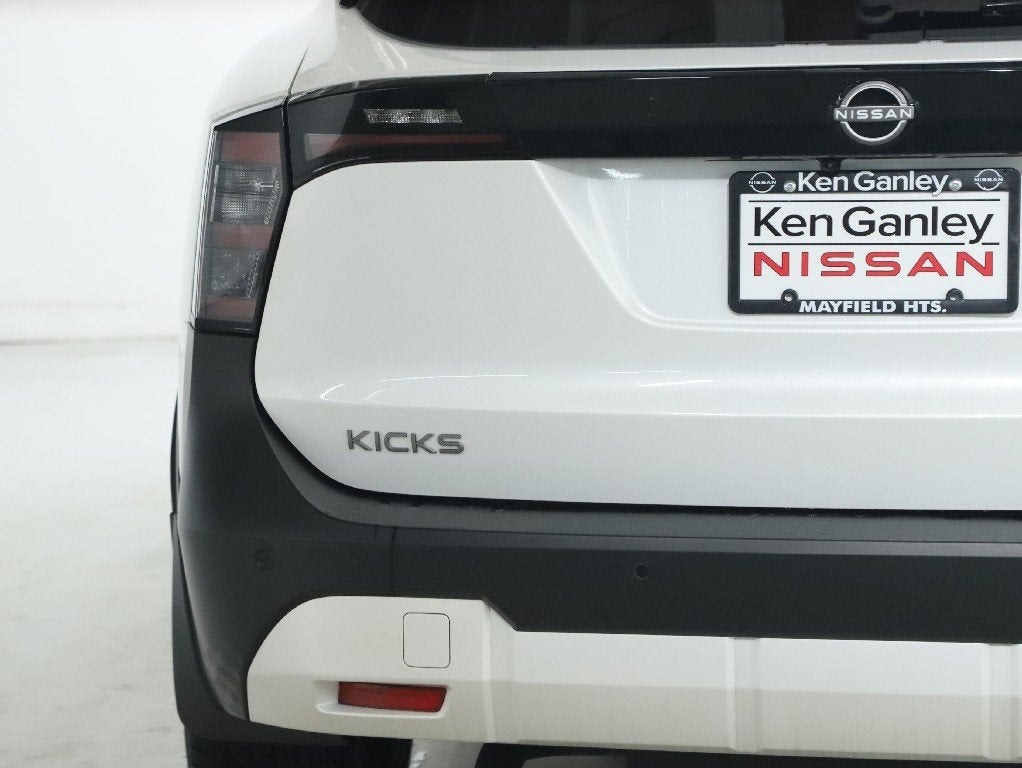 2025 Nissan Kicks SR
