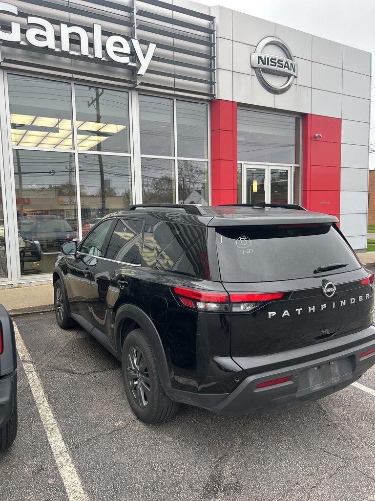 2025 Nissan Pathfinder SV