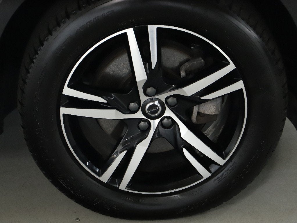 2024 Volvo XC40 B5 Core