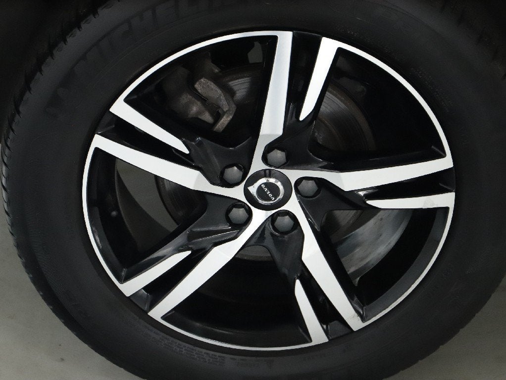2024 Volvo XC40 B5 Core