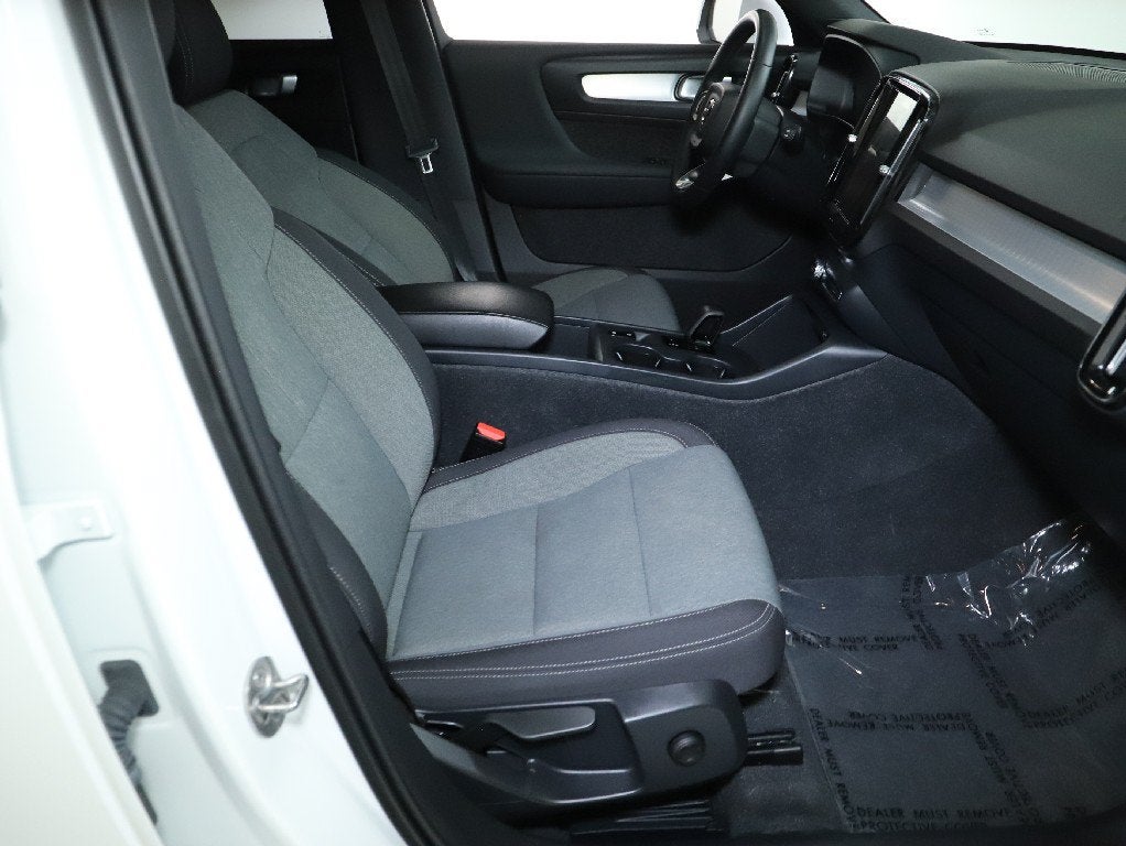 2024 Volvo XC40 B5 Core
