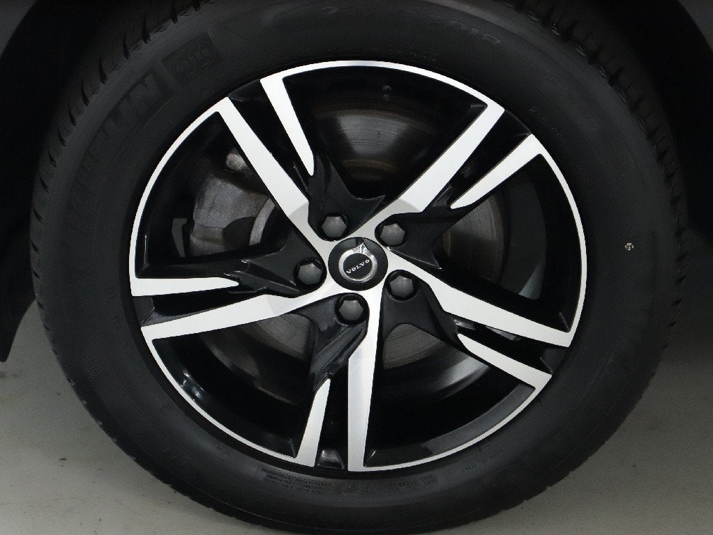 2024 Volvo XC40 B5 Core