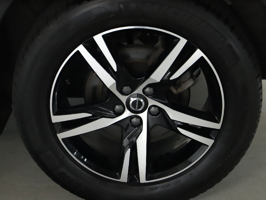 2024 Volvo XC40 B5 Core